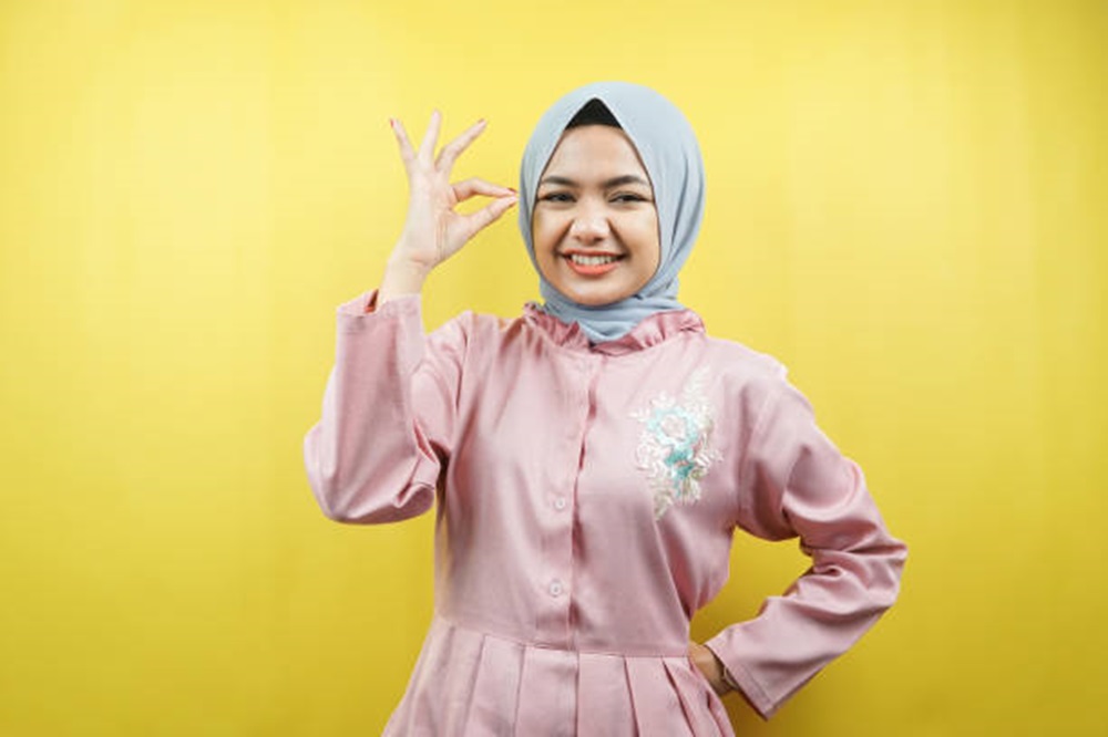 9 Padu Padan Warna Hijab yang Cocok dengan Outfit Pink Salem, Cek Disini