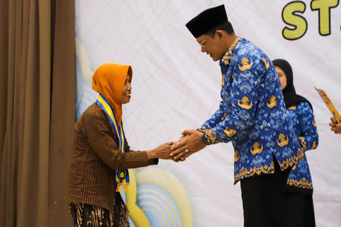 474 Lansia Sleman Diwisuda, Bukti Belajar Tidak Pernah Mengenal Usia