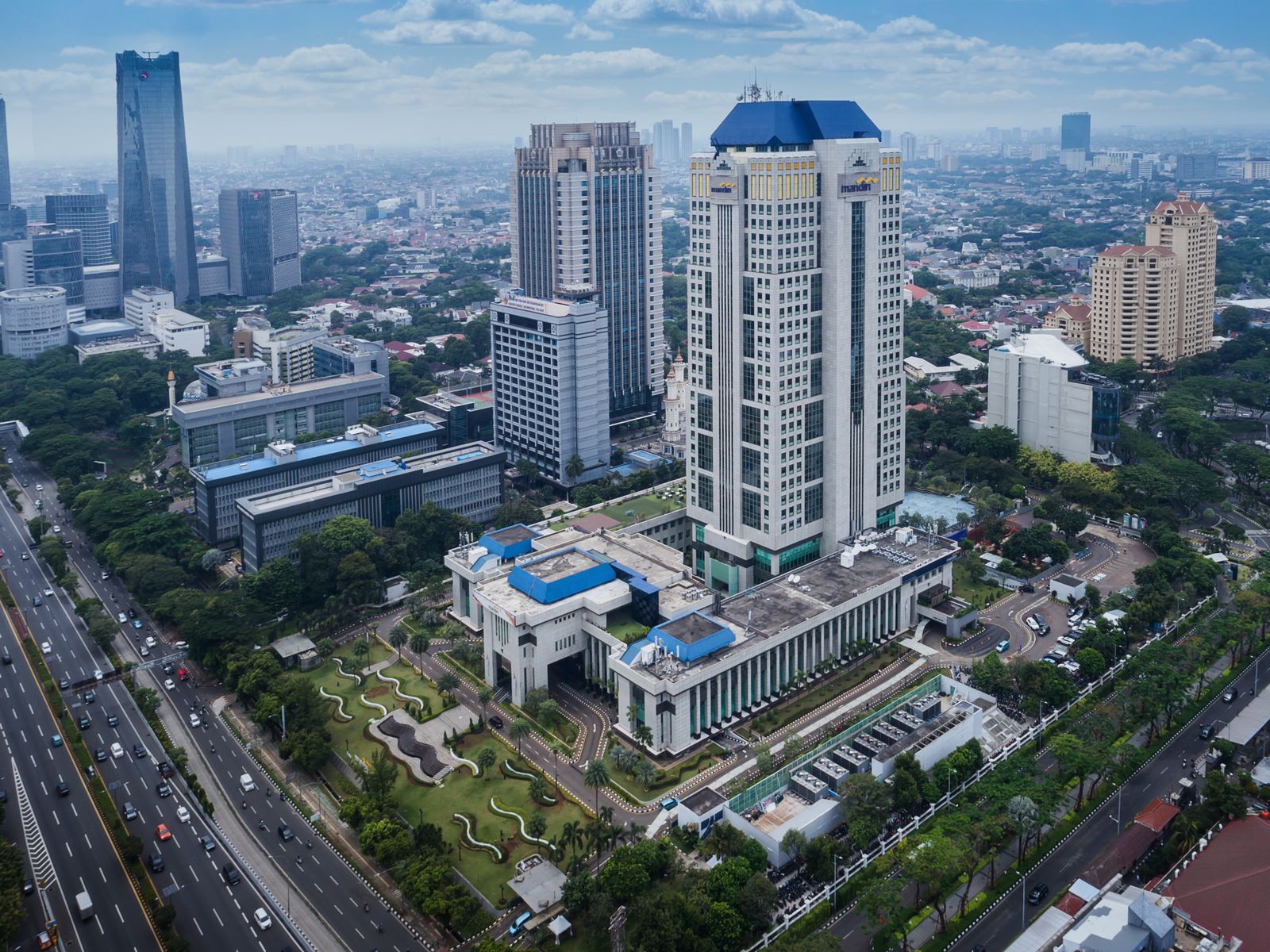 Takjub ! Bank Mandiri Sabet Gelar Bank BUMN Nomor 1 versi Forbes, Masuk Daftar Bank Komersial Terbaik 