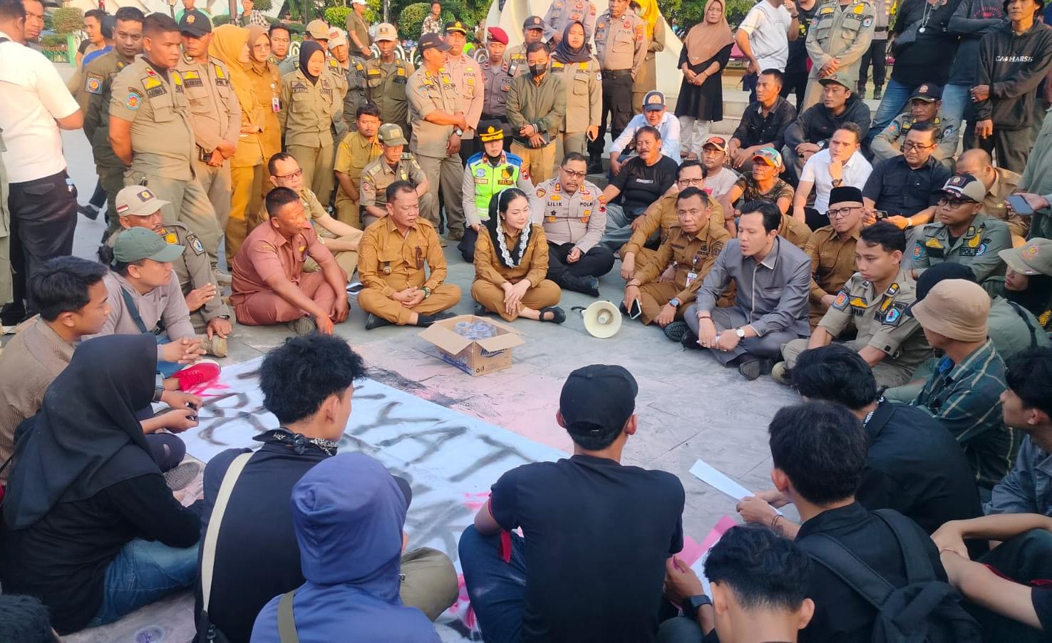 Ajak Mahasiswa Pendemo Duduk Bareng, Bupati Paramitha Terima Saran dan Kritik Demi Kemajuan Brebes