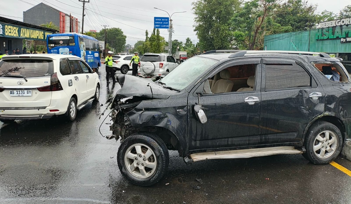 Kaca Depan Terkena Percikan Air Hujan, Dua Mobil Kecelakaan di Jalan Padjajaran Sleman