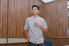 Ide Gaya Busana Pria Mix And Match Kemeja Lengan Pendek, Tampil Simple & Elegan Yang Berkelas