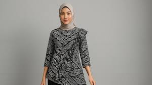 Ide Paduan Gaya Fashion Batik Modern Wanita Hijab, Look Kekinian dengan Sentuhan Kombinasi Tradisional