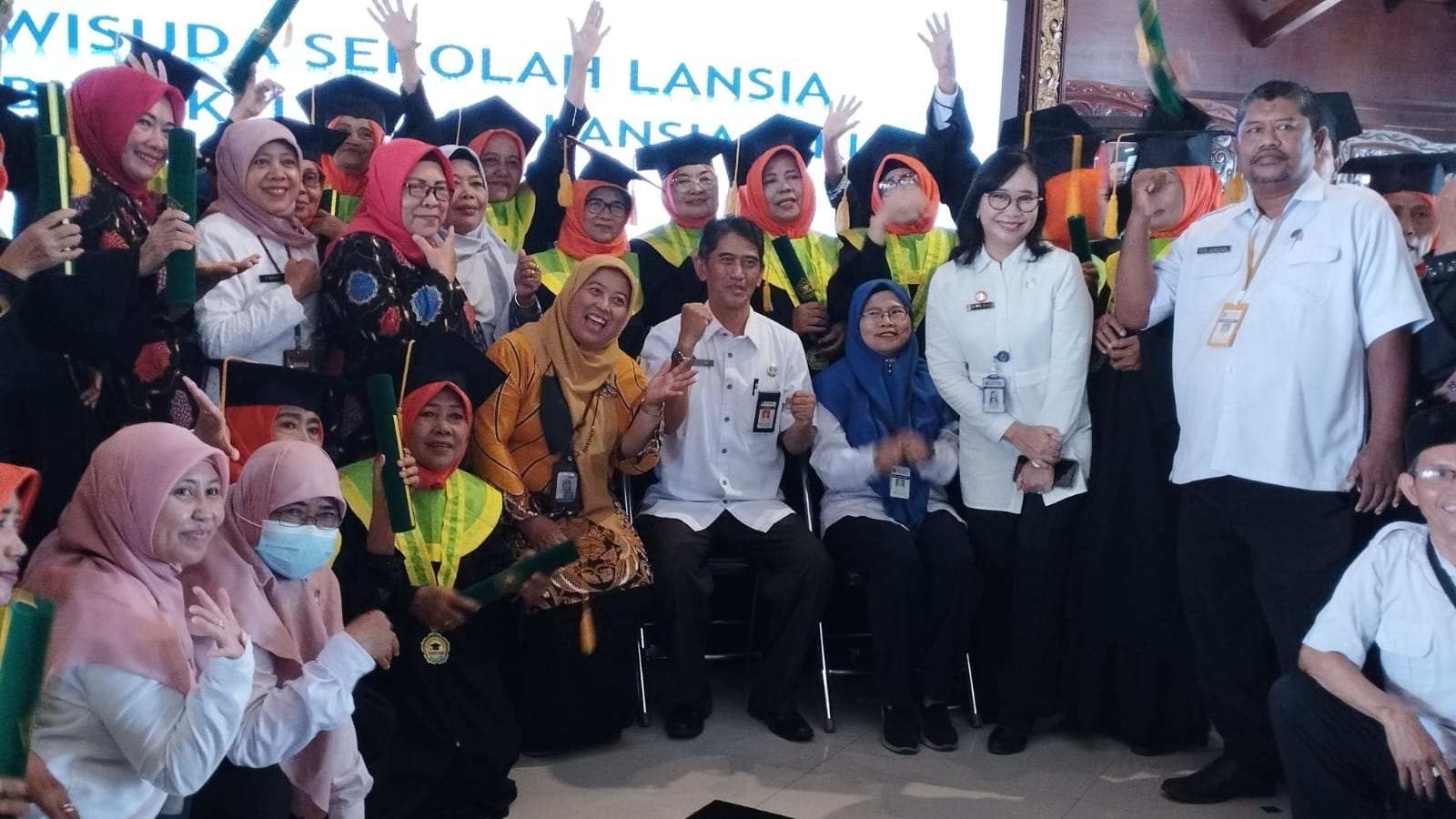 Berhasil Sekolah, 70 Lansia di Kota Tegal Diwisuda