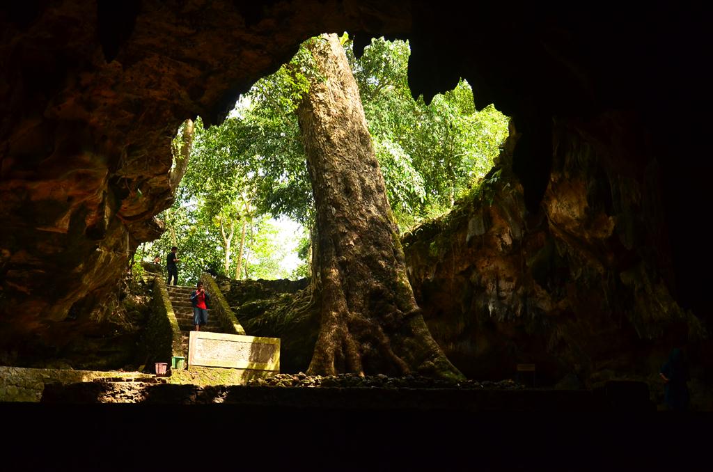 Rekomendasi Wisata Alam yang Kaya Akan Cerita Mistis dan Legenda di Gua Rencang Kencono