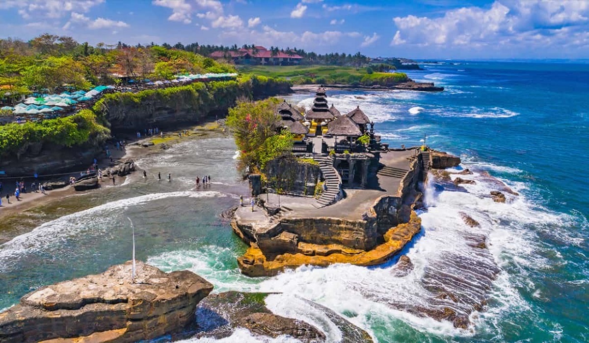 Wisata Spiritual Tanah Lot Bali: Spot Menarik, Harga Tiket Masuk, hingga Lokasi Lengkap