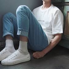 Inspirasi Gaya Fashion Pria Pakai Kaos Putih, Mix and Match Makin Keren Auto Tambah Ganteng