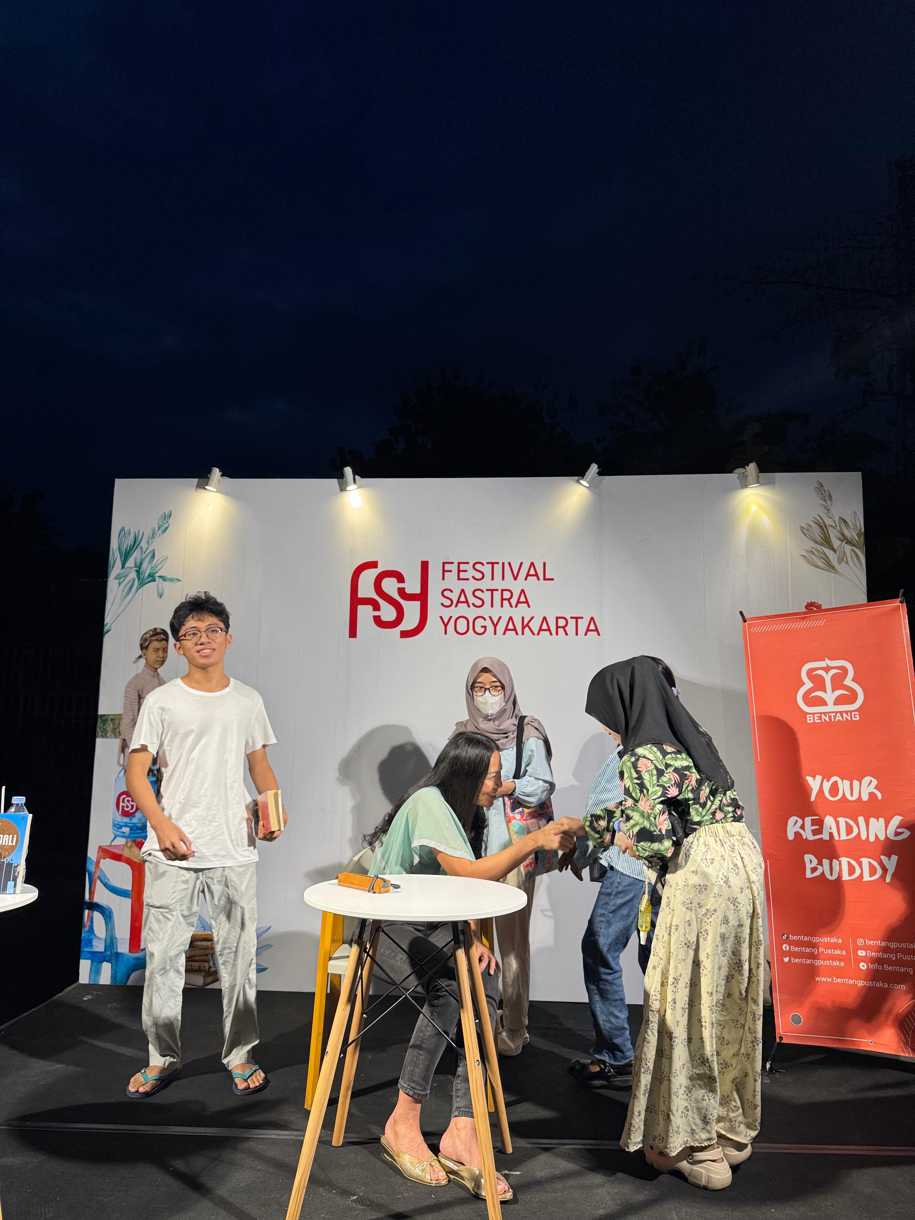 Dee Lestari Ungkap Tantangan Menulis Novel: Dimensi Ini Aja Belum Kelar, Gimana Dimensi Lain?