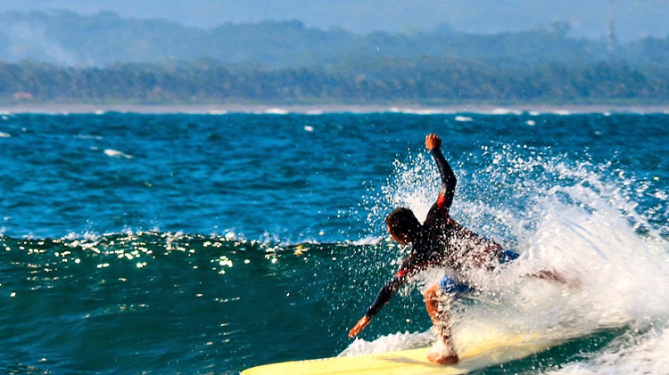 Senang Berselancar? Cobain Ombak di Pantai Batu Karas Pangandaran, Cek Info Selengkapnya Berikut Ini