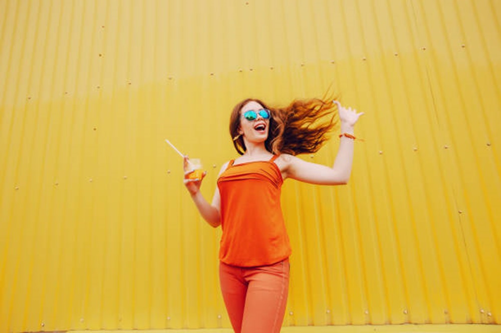 Mix and Match Pakaian dengan Celana Warna Orange, Penampilan Ceria Anti Membosankan