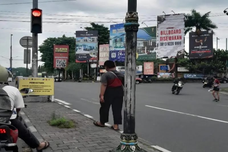 Anak Berkebutuhan Khusus Berjualan di Perempatan Monjali, Satpol PP Sleman Turun Tangan