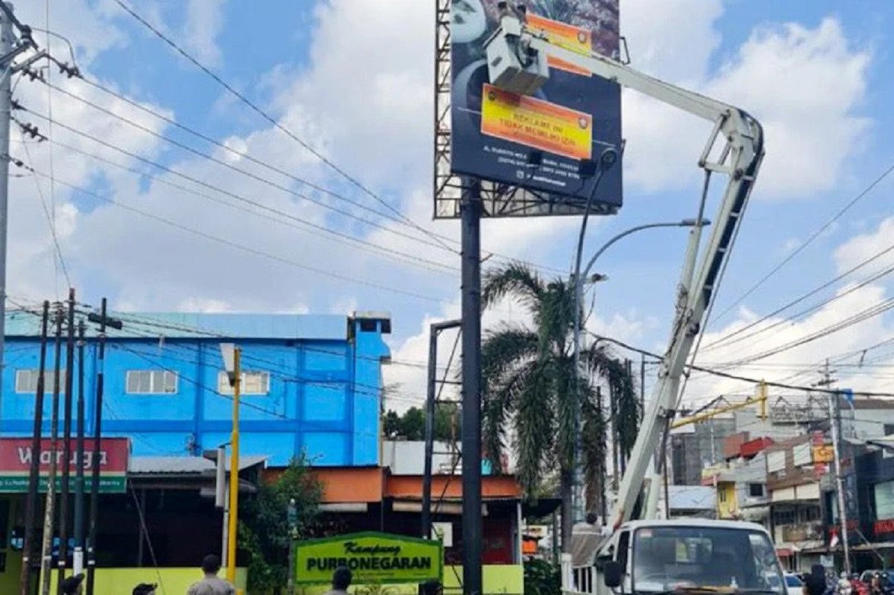 Satpol PP Yogyakarta Turunkan Ribuan Reklame Melanggar Perda