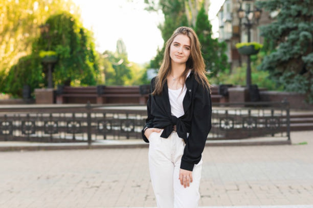 Rekomendasi OOTD Hitam Putih Modis dan Kekinian, Inspirasi Agar Tidak Tampil Monoton