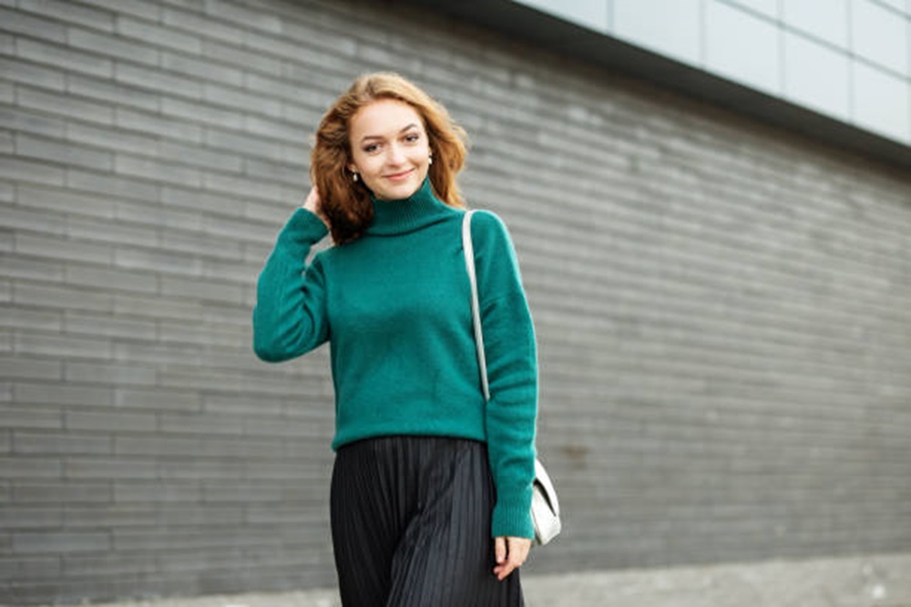 Inspirasi OOTD Sweater dan Rok untuk Tampilan Makin Eye Catching, Intip Disini