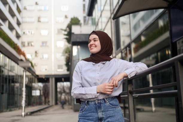 Gaya Street Style Hijab Kekinian, Inspirasi Penampilan Modis Tapi Terkesan Simpel