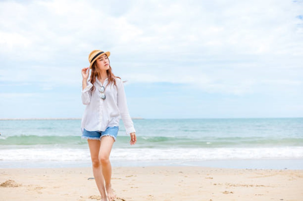 Rekomendasi Outfit Liburan Wanita ke Pantai Pakai Celana Pendek, Modis dan Pasti Nyaman