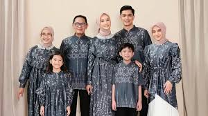 8 Model Style Outfit Sarimbit Couple Keluarga 2025, Inspirasi Tampilan Modis Yang Kompak dan Elegan