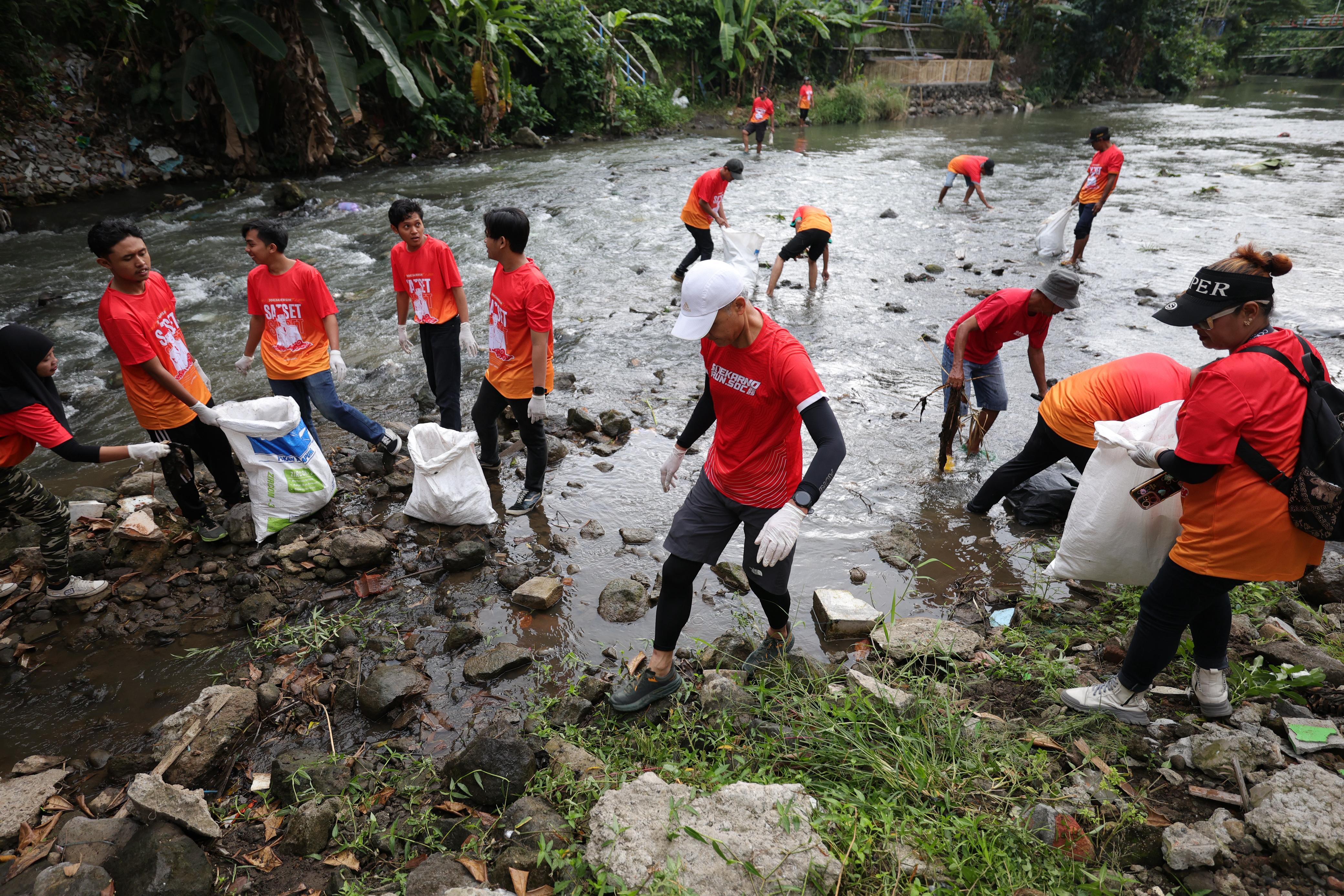 Lewat SATSET, Hasto dan Ganjar Bareng Warga Bersihkan Sampah di Sungai Code