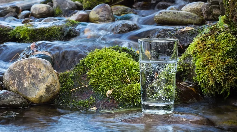 14 Keajaiban Kesehatan yang Diberikan Air Pegunungan: Manfaat yang Luar Biasa untuk Tubuh dan Pikiran