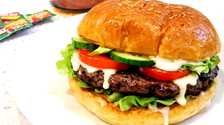 Revolusi Burger Artis Viral dari Lezatnya Aldi’s Burger Cempaka Putih