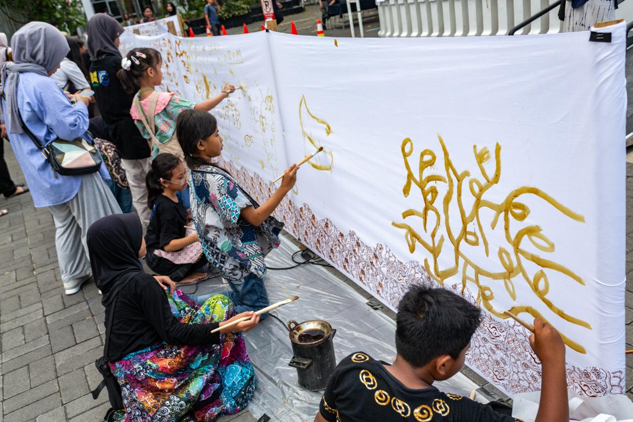 Membatik Kain Sepanjang 16 Meter di TBY, Cara Seru Anak Meriahkan Hari Batik Nasional 2025