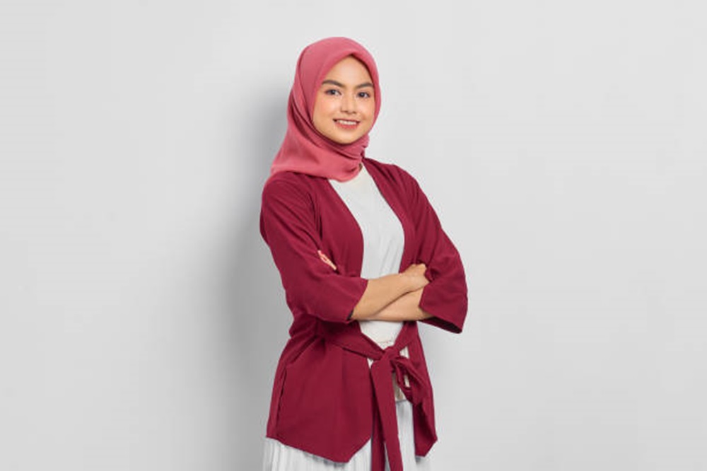 Daftar Warna Hijab yang Cocok dengan Baju Merah, Serasi untuk Tampil Elegan