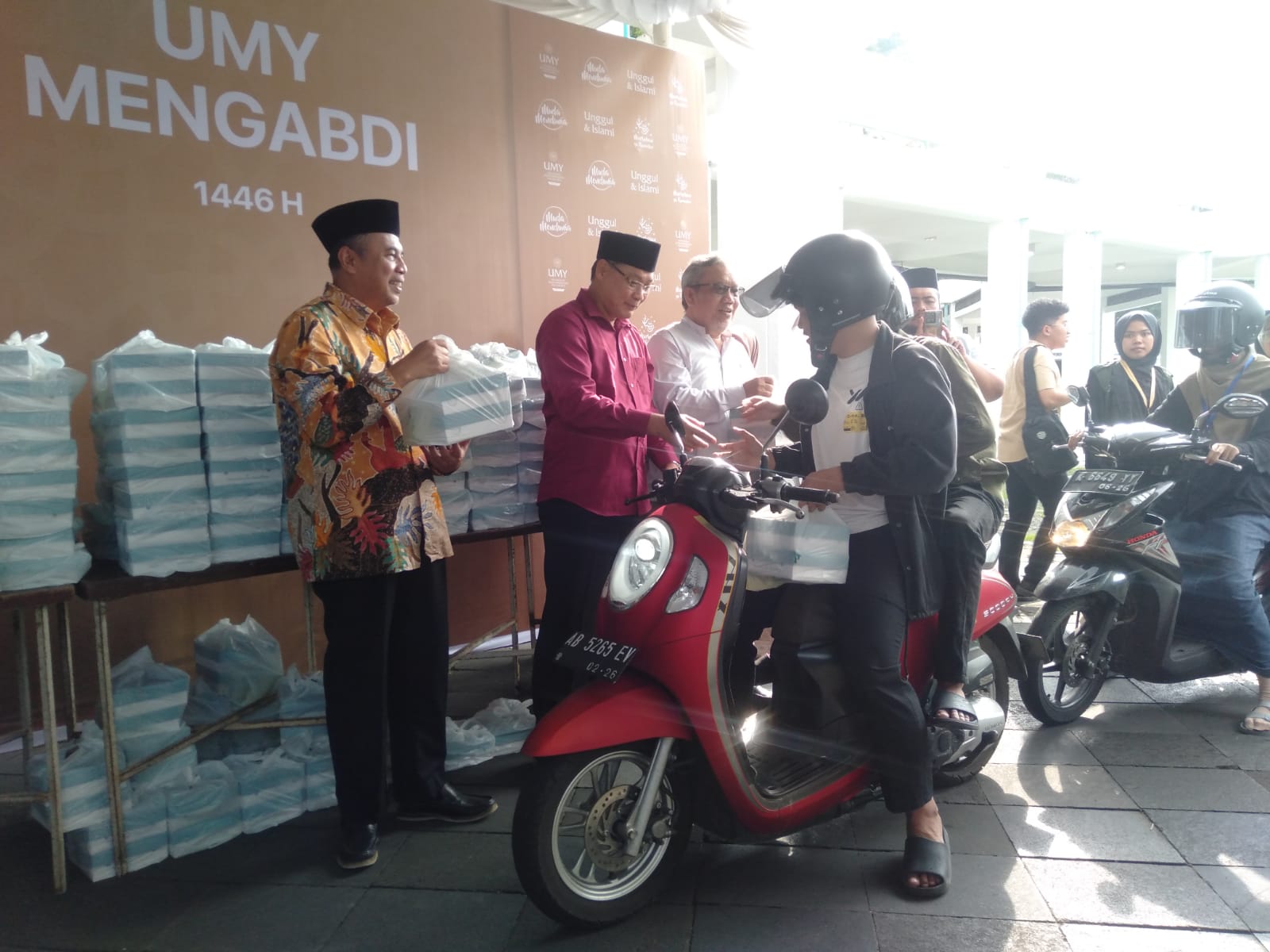 UMY Bagikan 4.000 Takjil secara Drive Thru selama Ramadan