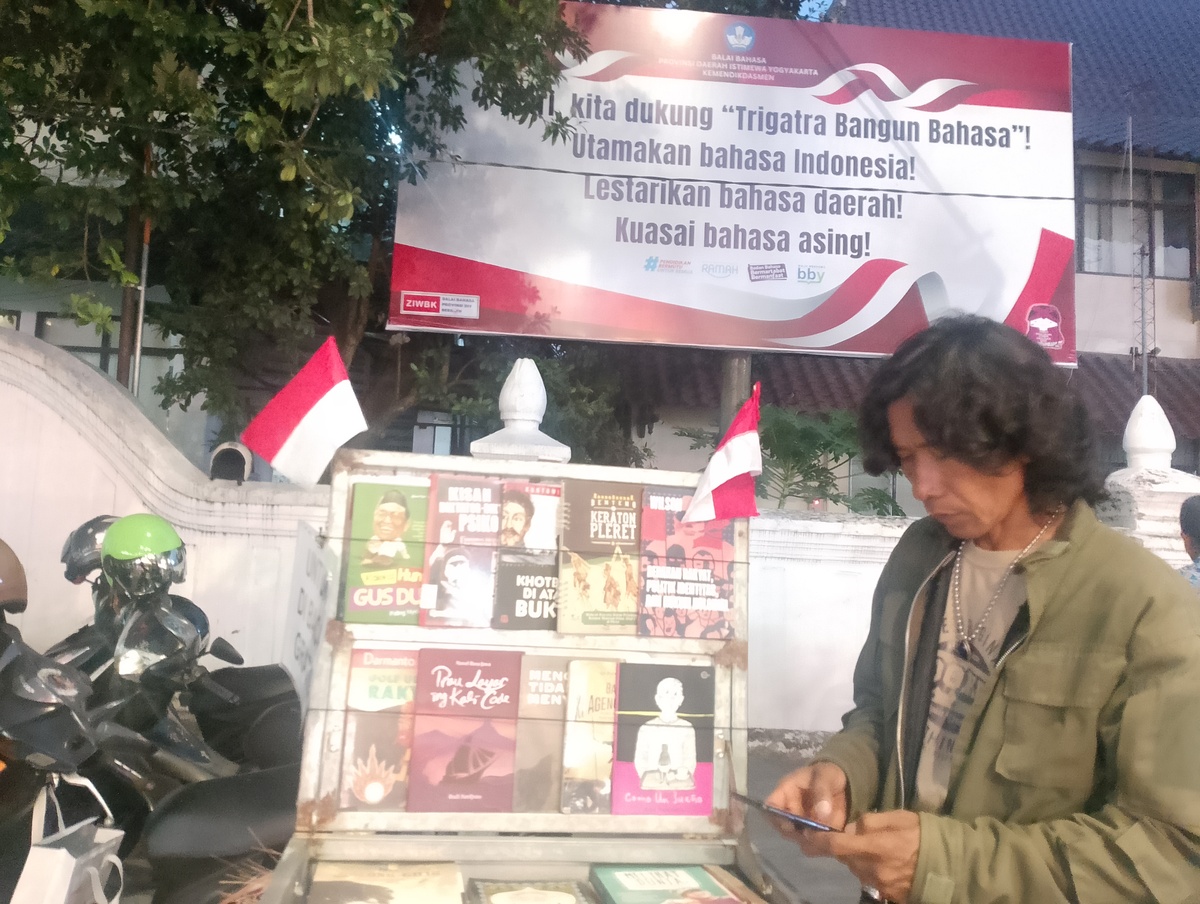 Antara Trotoar dan Kanvas, Kisah Andri Penjaga Komunitas Girli di Malioboro