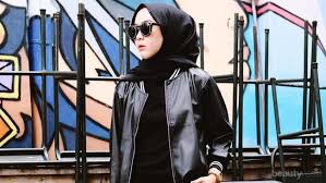 Mix and Match Style Fashion Muslimah Dengan Jaket Kulit, Agar Tampilan Semakin Kece Untuk Berbagai Look 