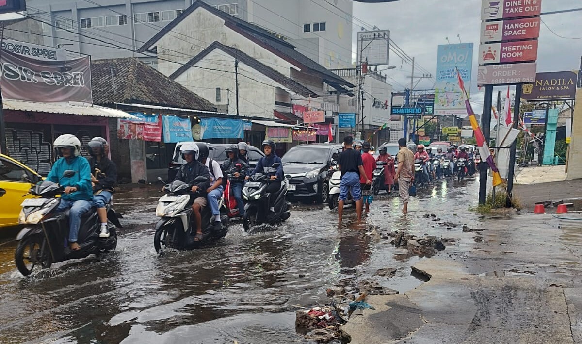 Drainase Tersumbat, Jalan Nyi Condro Lukito Mlati Banjir dan Macet Panjang