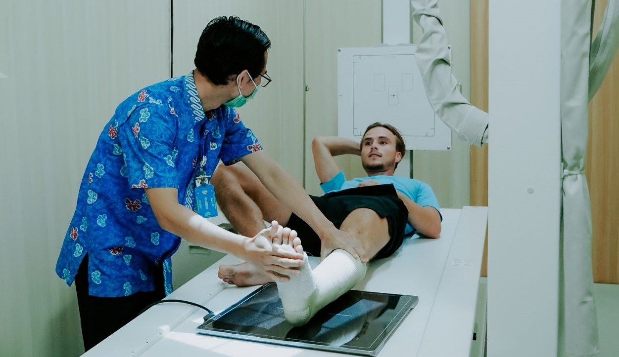 Cedera Fraktur Weber Donny Berangsur Pulih, Dokter PSIM Optimistis Bisa Main Awal 2026