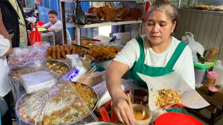 Legendaris dan Selalu Ramai? Ini Keunikan Bakmi Baskom Mak Atun Berikut Ulasan Lengkapnya