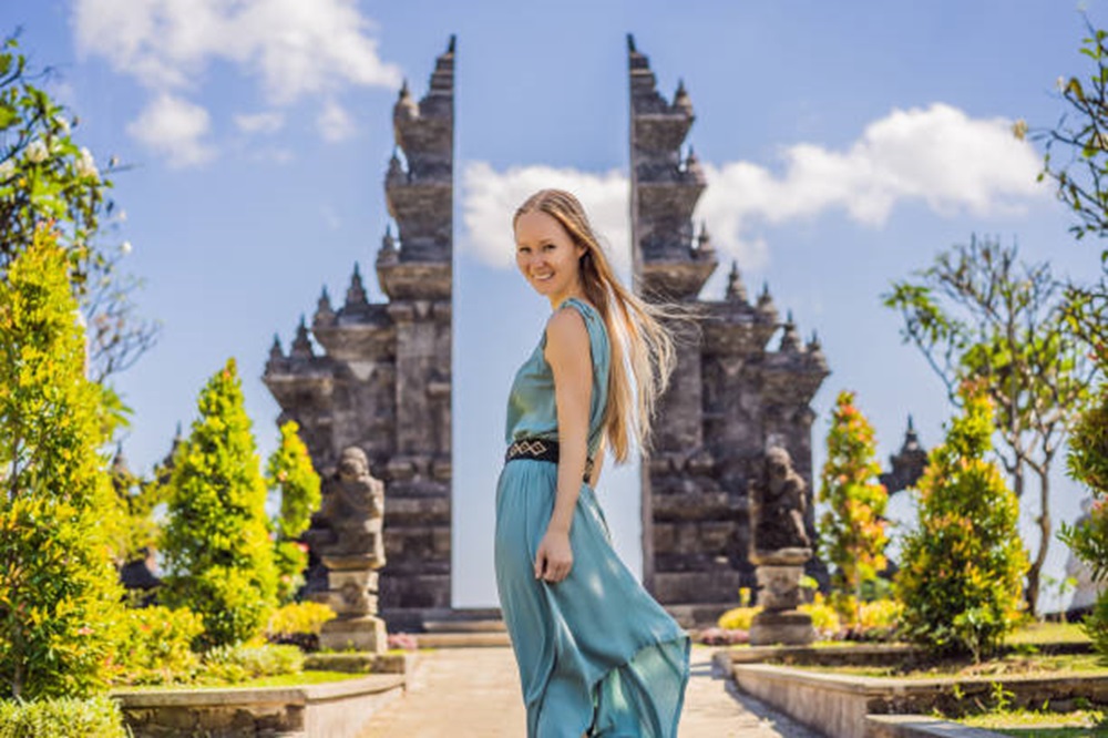 Inspirasi Style Outfit Liburan Wanita ke Bali, Tampil Stylish di Setiap Destinasi