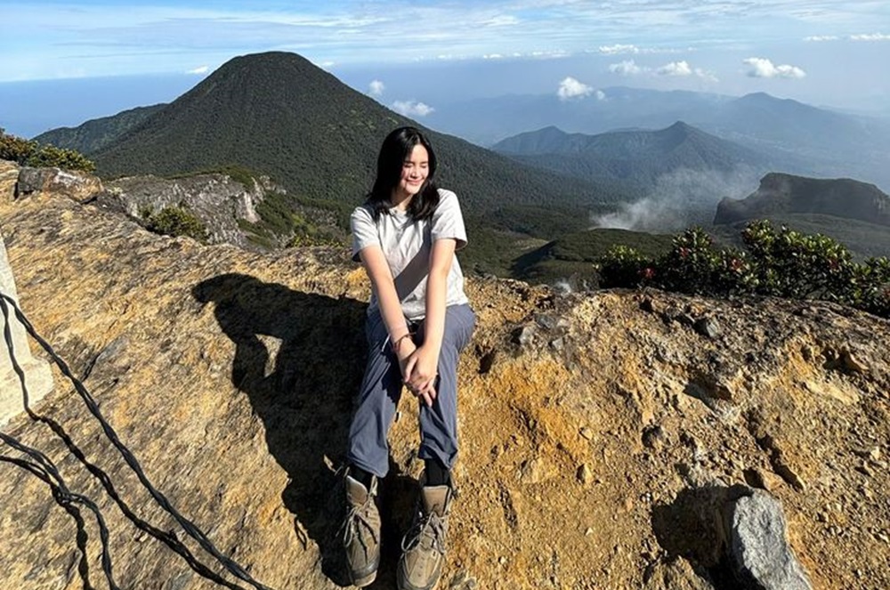 Tetap Kece dan Nyaman Selama Pendakian, Berikut Ide Outfit Naik Gunung untuk Wanita Non Hijab