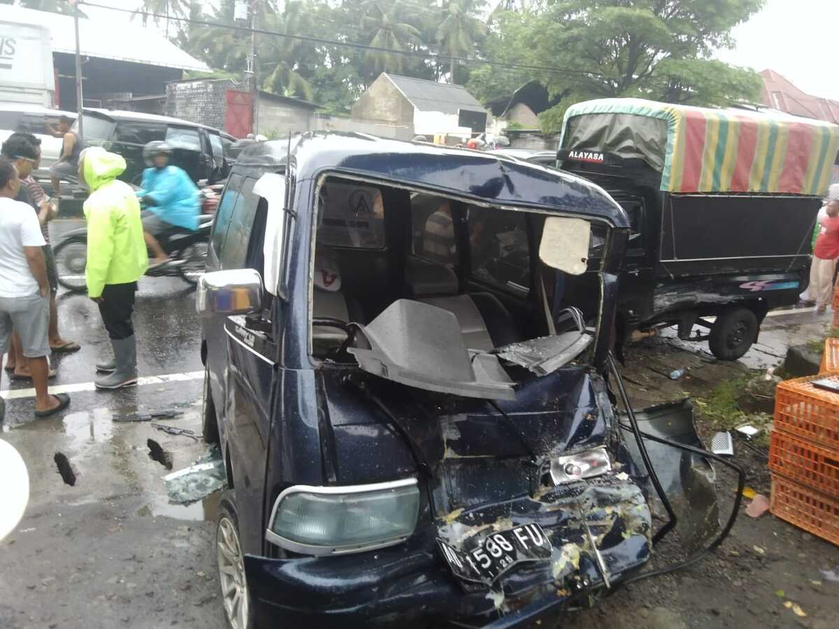 Tabrakan Beruntun di U-Turn Jalan Magelang, Enam Kendaraan Rusak