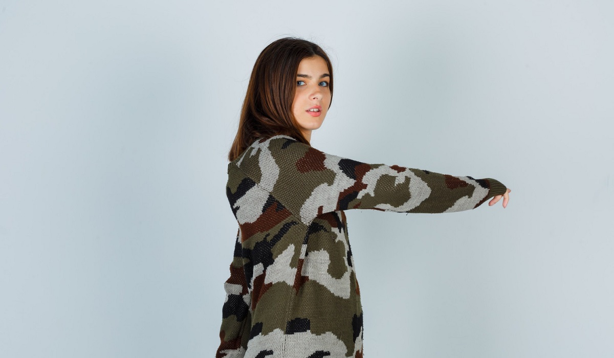 7 Ide Outfit Atasan Kece untuk Celana Kargo Wanita, Buat Penampilanmu Makin Kece Tiap Hari