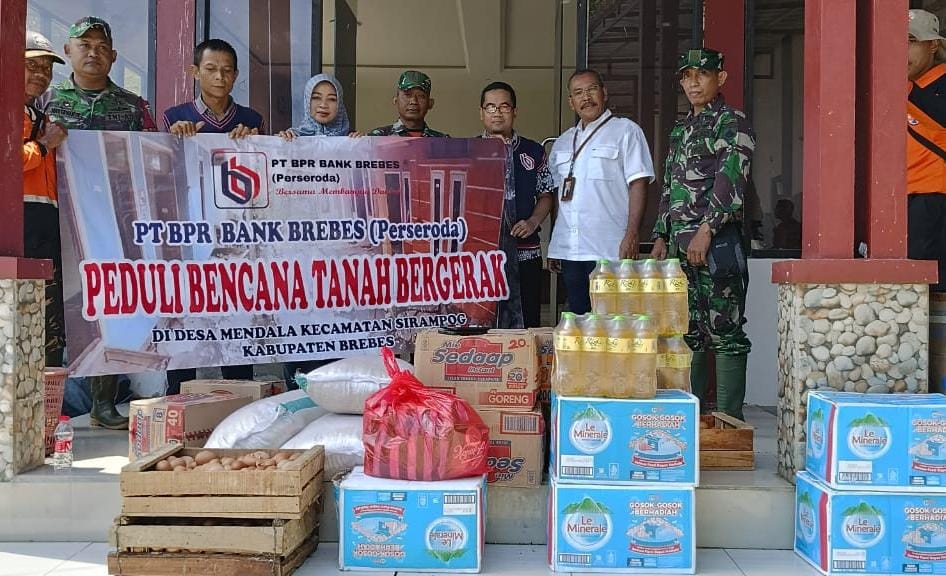 Perumda BPR Bank Brebes Salurkan Bantuan Logistik Untuk Korban Tanah Bergerak Desa Mendala Sirampog