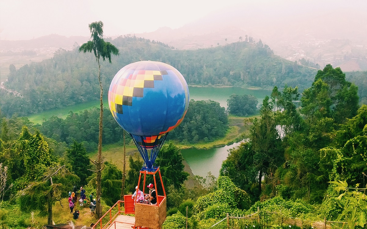 Wisata Terbaru 2024 Batu Pandang Ratapan Angin Dieng, Hadirkan Hamparan Hijau dan Telaga Warna di Atas Bukit