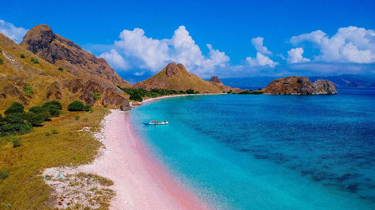 Menuju Surga Laut Berwarna Merah Muda di Labuan Bajo Indonesia, Simak Ulasan Selengkapnya Berikut Ini