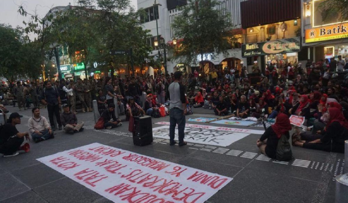 Dua Orang Alami Luka, Aksi Demontrasi Pedagang Malioboro di Kantor DPRD DIY Berlangsung Ricuh