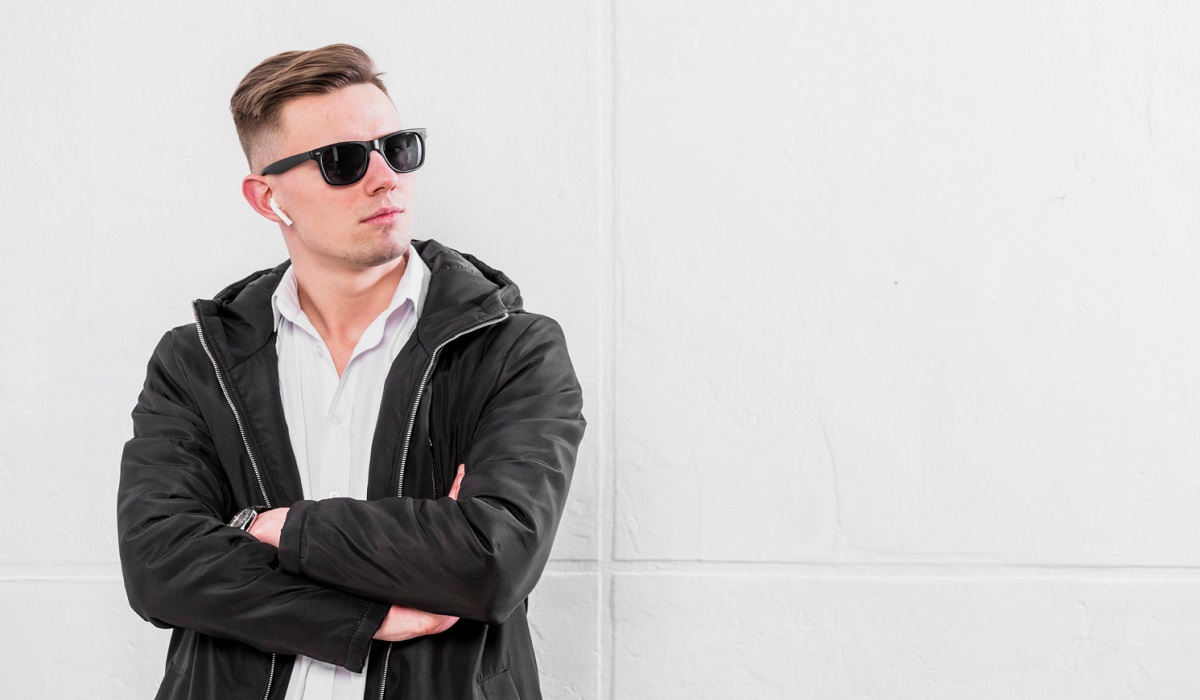 Efektif Tingkatkan Gaya Pribadi, Simak 5 Rekomendasi Kacamata Hitam Pria Terbaik dengan Desain yang Modern