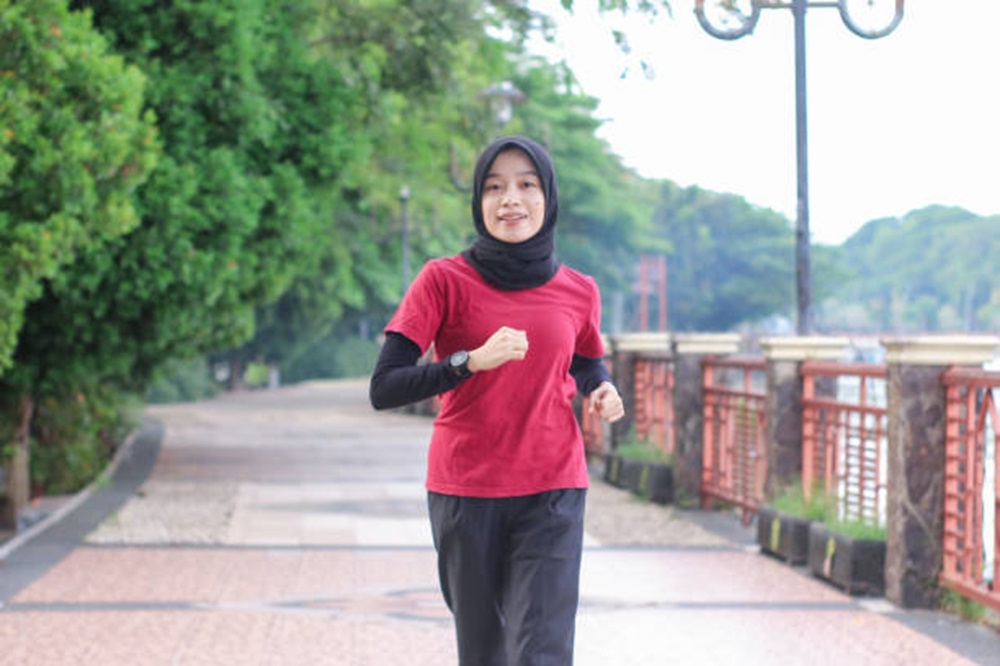 Pilihan Outfit Jalan Sehat Wanita Hijab: Tampilan Nyaman, Stylish, dan Sporty