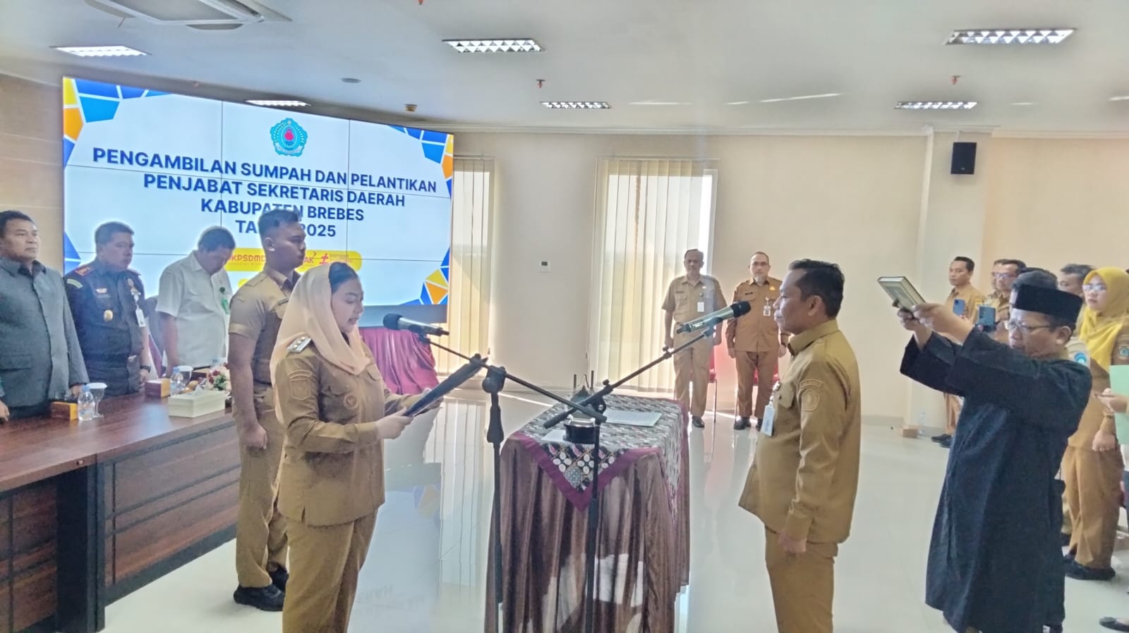 Lantik Tahroni Jadi Penjabat Sekda, Bupati Paramitha Minta Selaraskan Visi Misi Fokus Pelayanan Publik