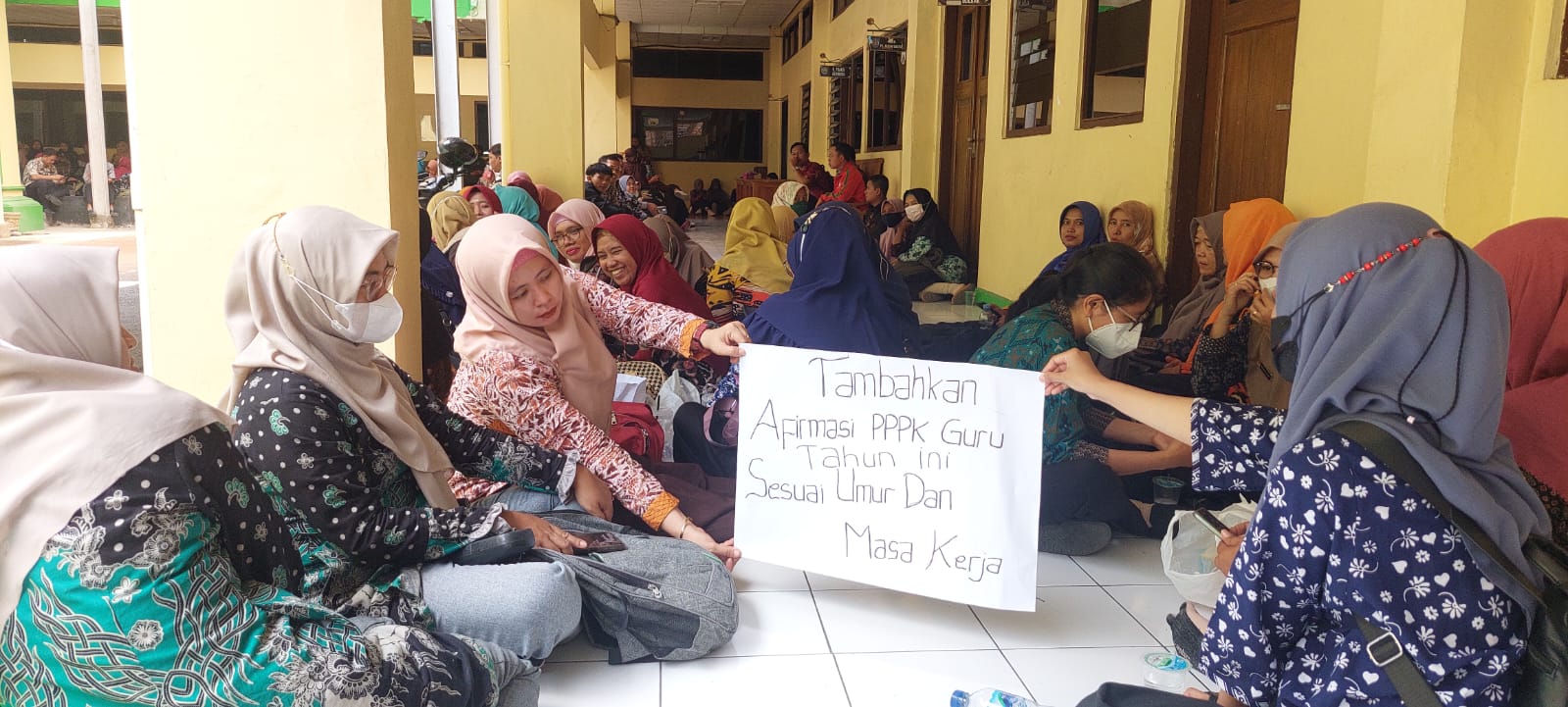 Gaji Rp400 Ribu Per Bulan, Ratusan Guru Honorer Mengadu ke DPRD Kabupaten Tegal