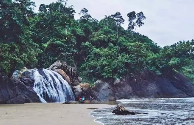 Indahnya Pantai Banyu Anjlok, Pesona Wisata Terbaru 2024 Malang