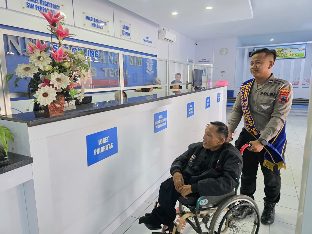 Satlantas Polres Tegal Berikan Pelayanan Ramah Kelompok Rentan dan Berikan Problem Solving kepada Pemohon SIM 