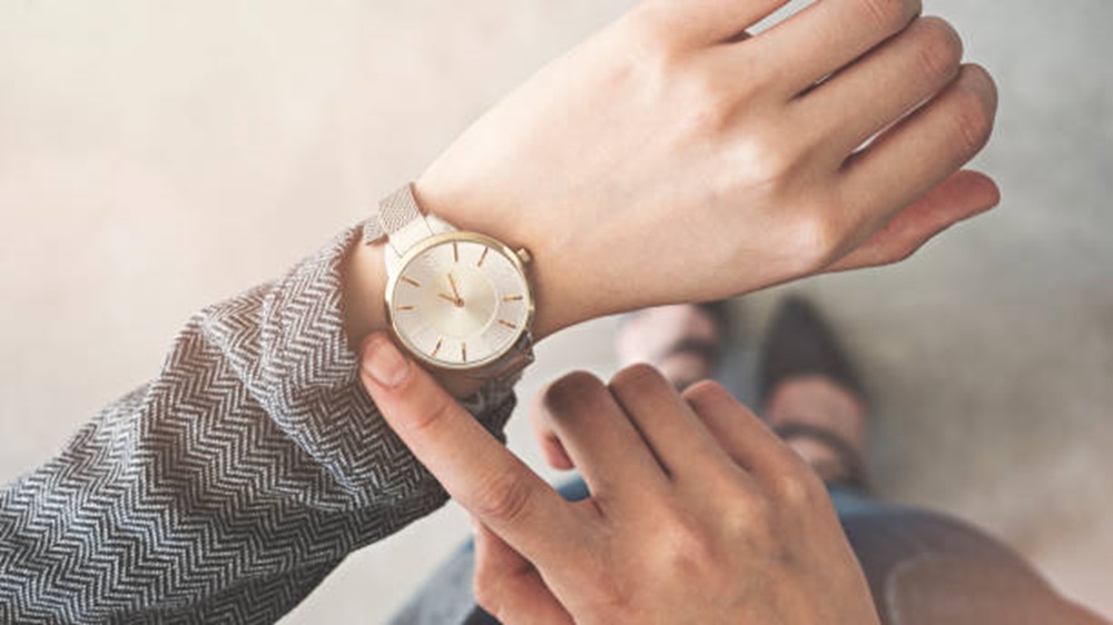 5 Pilihan Warna Jam Tangan yang Cocok untuk Kulit Sawo Matang Beserta Tips Memilihnya