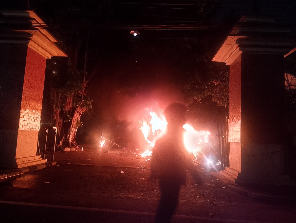 Api, Gas Air Mata, dan Perlawanan Ojol: Malam Mencekam di Polda DIY