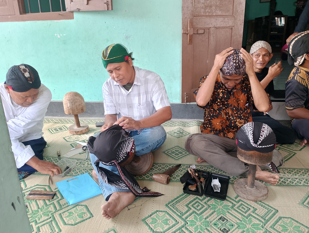 Makna Iman di Balik Lipatan Blangkon Sleman