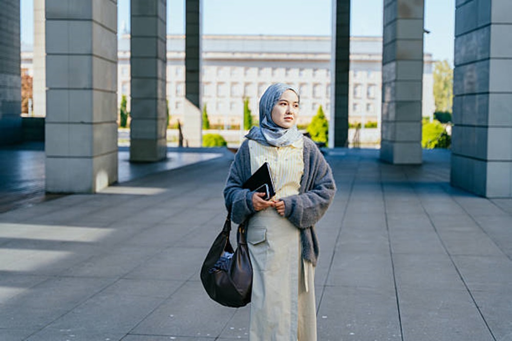 Tampil Beda Setiap Hari dengan Inspirasi OOTD Hijab Ala Selebgram, Cek Disini